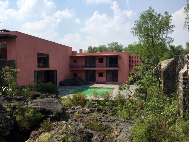 Exterior view of Casa López, a homeware store with a modern facade and inviting entrance.