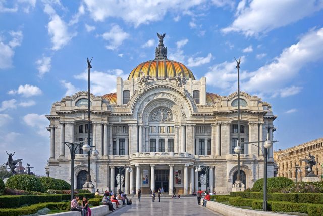 Majestic Palacio de Bellas Artes with its iconic domed roof.